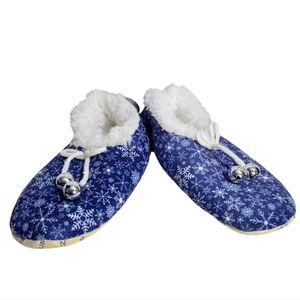 Women's Blue Snowflake Cozy Faux Fur Lined Holiday Slippers - Size Large bells